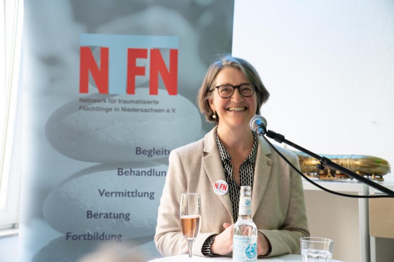 NTFN-Vorstandsvorsitzende Susanne Schröder mit Ehrenpreis des Deutschen Anwaltvereins ausgezeichnet