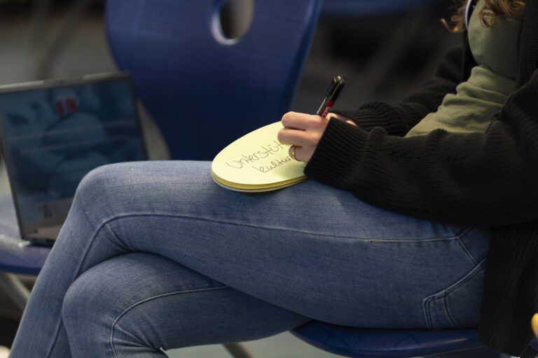Fortbildung „Weiterleben nach der Flucht: Geflüchtete Jugendliche in Wohneinrichtungen traumasensibel begleiten“ am 28. Februar in Hannover