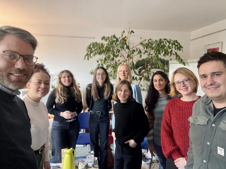 Flüchtlingskindertelefon: Telefonische Fachberatung für pädagogische Fachkräfte und Ehrenamtliche