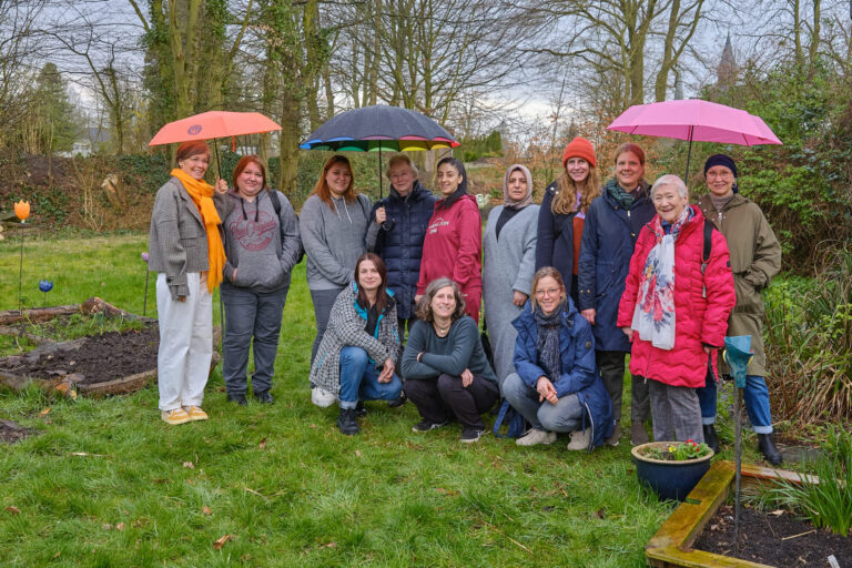 Teilnehmerinnen und Kursleiterinnen im Garten des PSZ Oldenburg